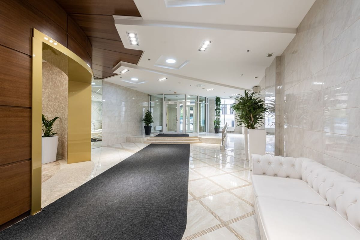 Helle, einladende Hotel-Lobby mit viel Tageslicht und Pflanzen